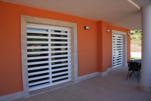 Portico con due grate a scomparsa bianche chiuse